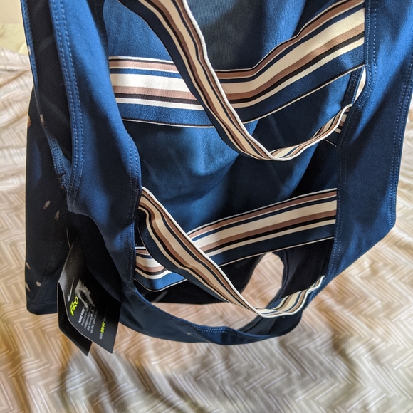 NWT Nike Crop - Picture 4 of 5